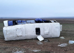 Автобус с 12 пассажирами, ехавший из Анапы, перевернулся под Темрюком