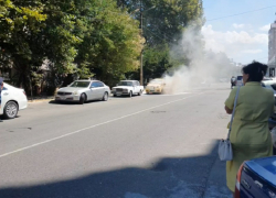 На улице Краснодарской в Анапе загорелся автомобиль