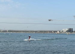 В День пляжа в Анапе по-прежнему жарко