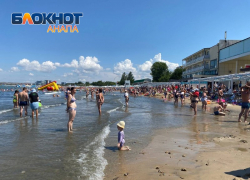 Кристальное и теплое море – тины нет: обстановка на песчаном побережье в Анапе