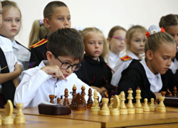 Шахматные наборы вручили ученикам школы №7 в Анапе