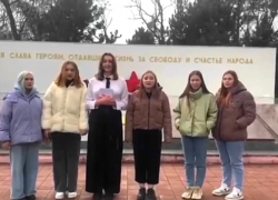 Студентки из Анапы дали ответ школьницам, осквернившим «Вечный огонь»