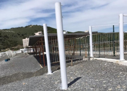  «Это неуважение к людям и свинство» – анапчане обсуждают установку забора на пляже в Сукко