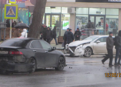 В центре Анапы столкнулись две иномарки