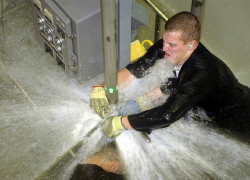 Чтобы над нами не капало – куда звонить в случае коммунальной аварии