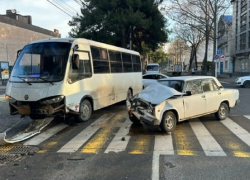 В Анапе легковушка врезалась в пассажирский автобус
