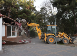 Из-за неподобающего вида на Театральной площади Анапы сносят кафе