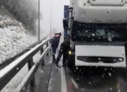 Недалеко от Анапы большегруз влетел в отбойник