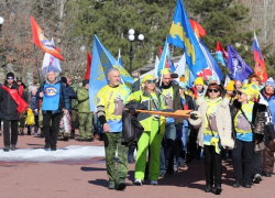 Команда моржей Анапы пронесла 18-метровую Георгиевскую ленту по улицам Феодосии