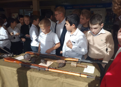 Ученикам витязевской школы Анапского района показали оружие победы