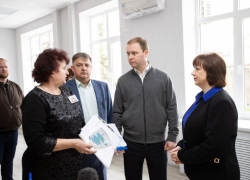 Василий Швец проверил ход реконструкции библиотеки имени Лихоносова в Анапе