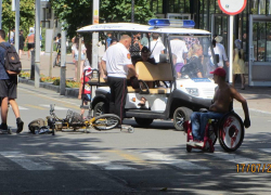 Самокатчик и велосипедист столкнулись на большой скорости в центре Анапы