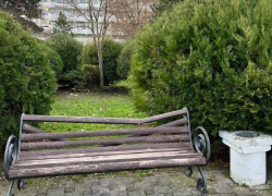 Сломанные лавки и грязные урны: сквер у санатория "Кубань" в Анапе пришёл в упадок