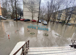 Жители Анапы утонули в грязной луже у собственного дома