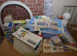 Ученики коррекционных школ Анапы получили комплекты для учебы и творчества