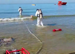 Скоро все закончится: сбор мазута с морского дна у берегов Анапы и Темрюкского района завершен