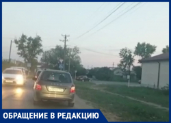 Жуткие пробки из-за ж/д переезда в Юровке сделали жизнь сельчан невыносимой