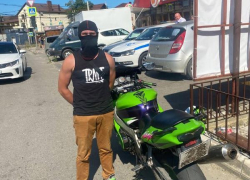 Байкера без прав и нарушителя ПДД на авто задержала полиция в Анапе