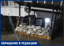 Жители дома на ул. Ленина в Анапе жалуются, что во время дождя цоколь уходит под воду