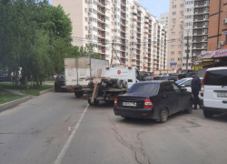 В Анапе водитель "Приоры" припарковался на проезжей части и был найден полицией