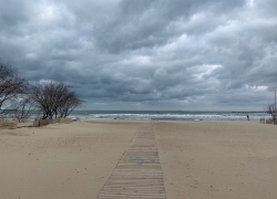 В день цветных карандашей в Анапе тепло и пасмурно