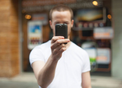 Анапчан терроризируют «папарацци» - об уголовной ответственности на курорте и не слышали