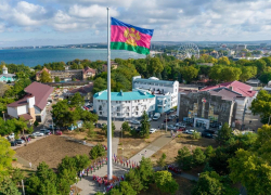 Флаг Краснодарского края подняли в Анапе на гигантском флагштоке