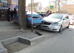 На перекрёстке в Анапе в аварию попали сразу три автомобиля