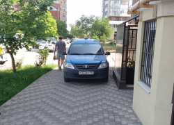 Водитель "Почты России" припарковался на тротуаре и был привлечён к ответственности в Анапе