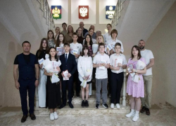 В Анапе 14-летним школьникам торжественно вручили первые паспорта. «Вы — граждане великой страны»