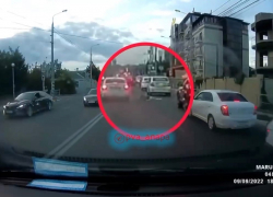 Автомобиль сбил девушку, переходившую дорогу в неположенном месте в Анапе
