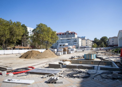 Театральная площадь Анапы частично преображена