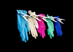 Модные тенденции анапчанам диктует коронавирус: носим одноразовые перчатки