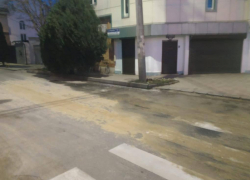 Службы ЖКХ Анапы борются с наледью на дорогах