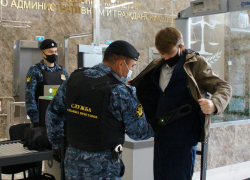 Какие запрещенные предметы пытались пронести в анапские суды в 2023 году