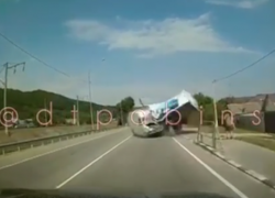 Рядом с Анапой в п. Нижнебаканский водитель Mercedes-Benz выехал на встречку и погиб