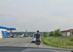 Женщина «заняла очередь» на АЗС пешком: и видео с ней сразу завирусилось
