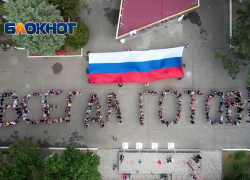 100-летний юбилей пионерии в Анапе отметили массовым флешмобом