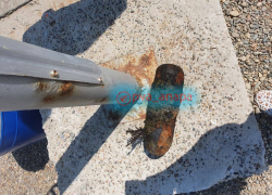 На пляже Высокий берег в Анапе обнаружили похожий на снаряд предмет