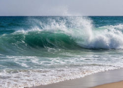 В Анапе шторм прорвал линию обороны от мазута