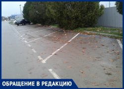 Возле школы в Витязево под Анапой на автобусной остановке организована парковка