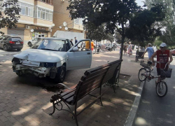 Появилось видео аварии на улице Терской в Анапе – жертв удалось избежать чудом