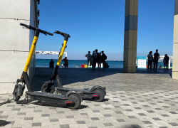 «Безнаказанность порождает преступность»: отдыхающих в Анапе смущают самокатчики