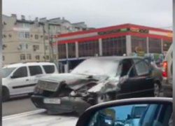 Очевидцы увидели, как на перекрёстке в Анапе загорелся мерседес 