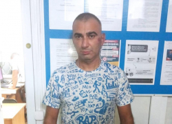 В Анапе водитель "Фольксвагена" снёс шлагбаум и хотел скрыться от полиции