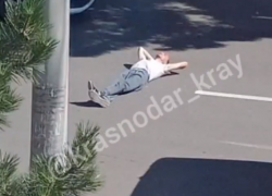  Неадекватный мужчина бросается под машины в Анапе 