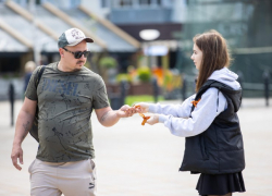 В Анапе начали раздавать Георгиевские ленты