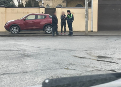 В Анапе водитель Nissan припарковался на тротуаре и был найден полицией