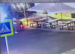 В Анапе приезжий угнал мопед у курьера – момент преступления попал на видео