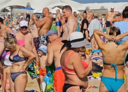 Зовет и манит: в Анапе море не спешит отпускать отдыхающих